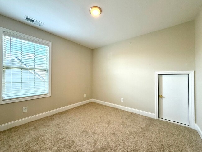 Building Photo - 2662 Scott Dr