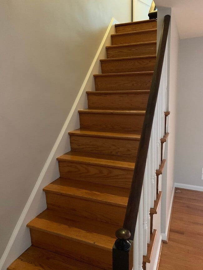 Building Photo - Charming Trolley Area Brick Townhome