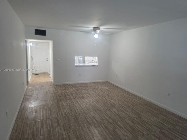 Building Photo - 251 NE 187th St