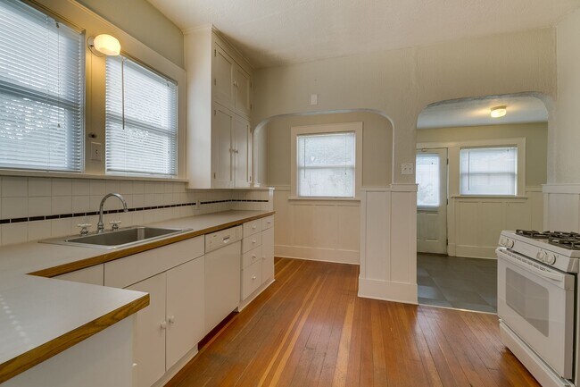 Building Photo - 3Bd/1.75Ba Seattle House