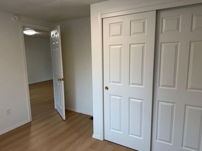 Building Photo - Updated 3 bedroom 2 bathroom house in Springfield!