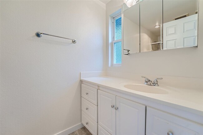 Building Photo - Amazing 4Bed/2.5Bath Home with Fully Fenced Backyard in Bellevue!