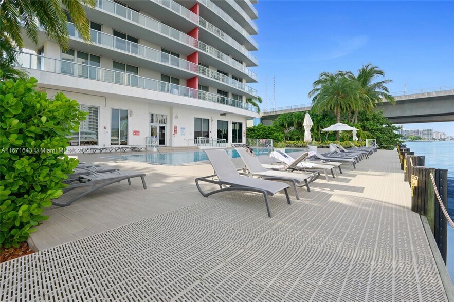 Building Photo - 2600 E Hallandale Beach Blvd