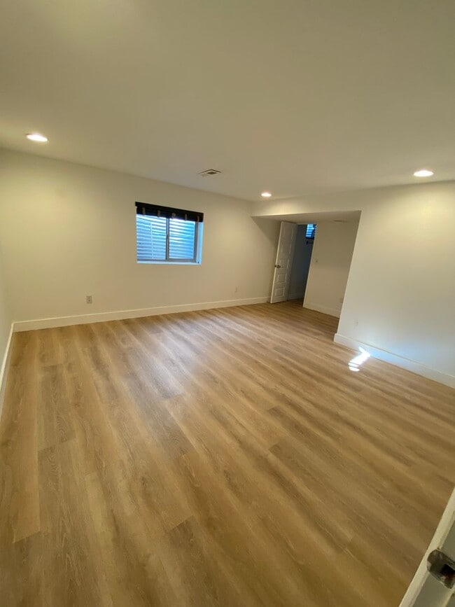 Building Photo - Three bedroom, Two+bathroom Townhouse Loca...