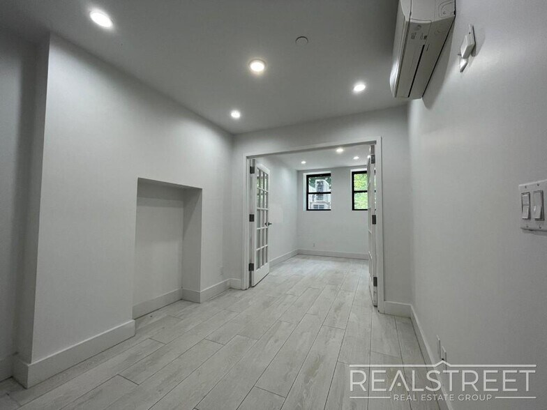 Building Photo - Stunning Brand New 1.5 Bed Duplex with Pri...