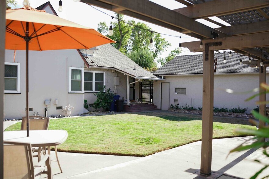 Building Photo - 321 Las Palmas Ave