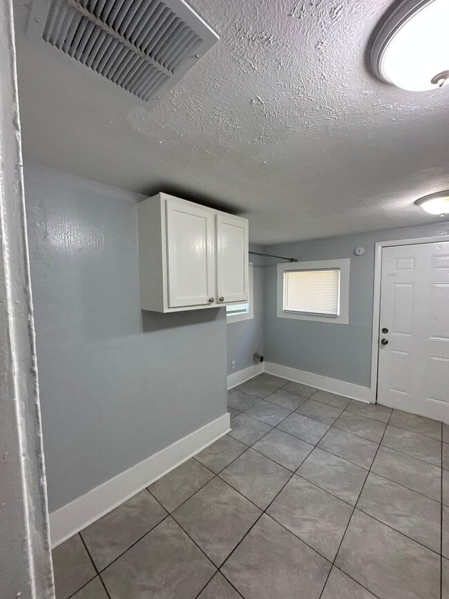 Building Photo - Fully Renovated 3/1 Single Family Ready to Move In!