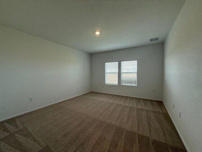 Building Photo - 519 Vantage Dr