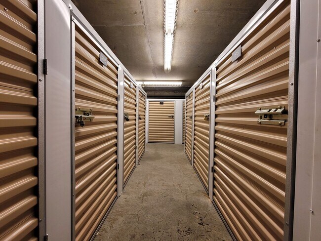 Building Photo - 25th West facing luxury unit located top of Hyatt Hotel!