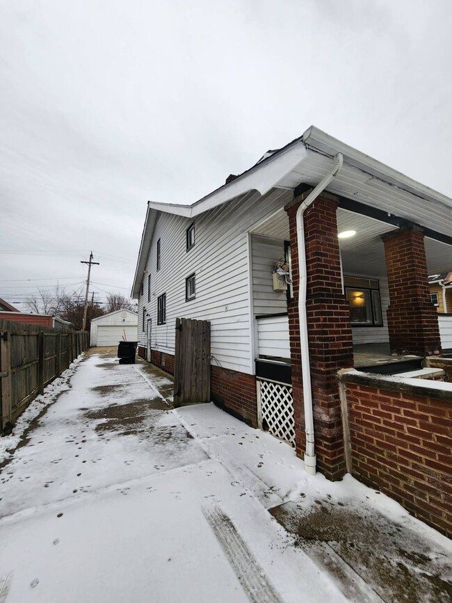 Building Photo - Charming 5-Bedroom Property in Prime Location