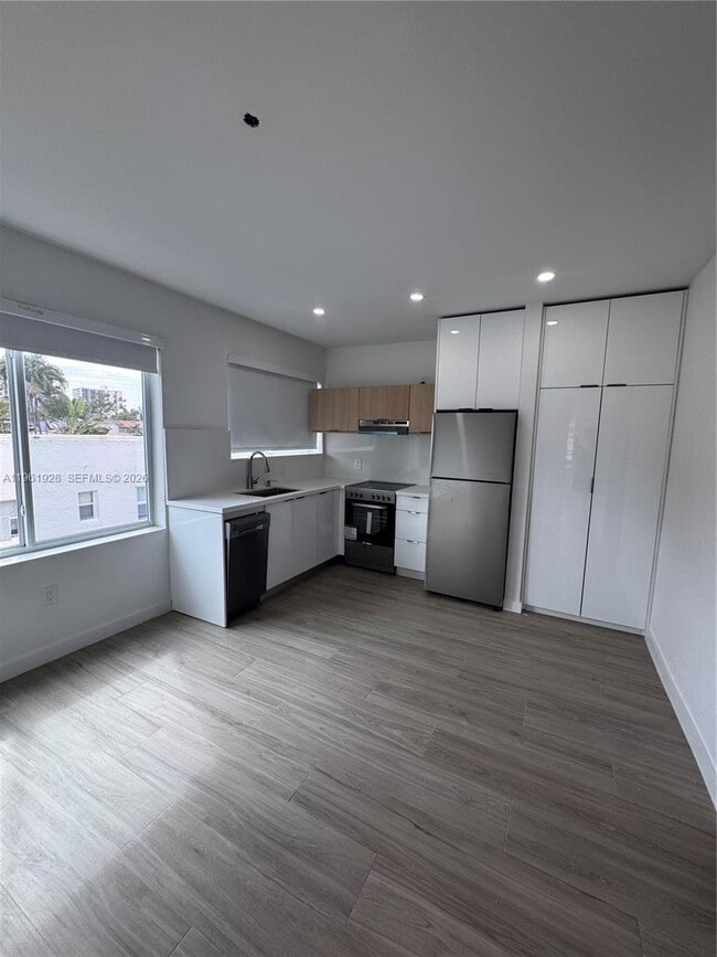 Building Photo - 2855 Royal Palm Ave