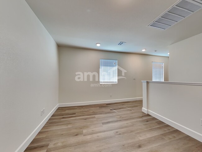 Building Photo - 127 Charmante Tulip Ln