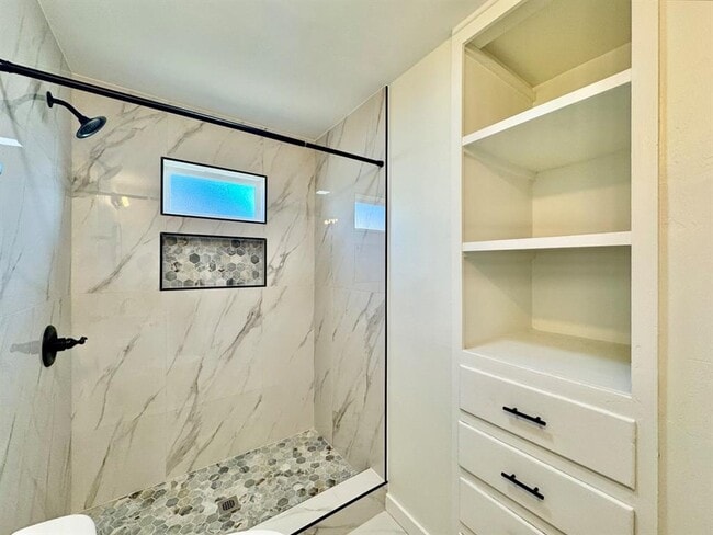 Building Photo - 809 Proctor Pl