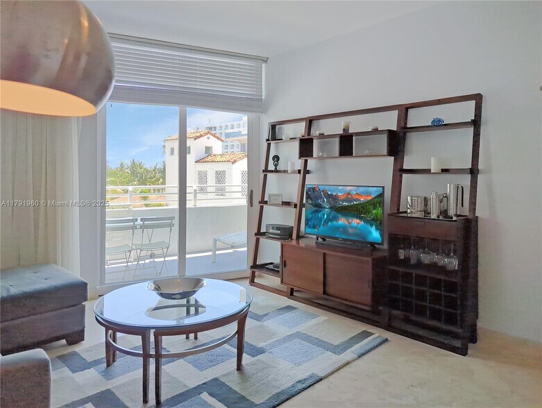 Primary Photo - 225 Collins Ave