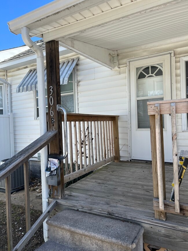 Building Photo - 306 E Main St