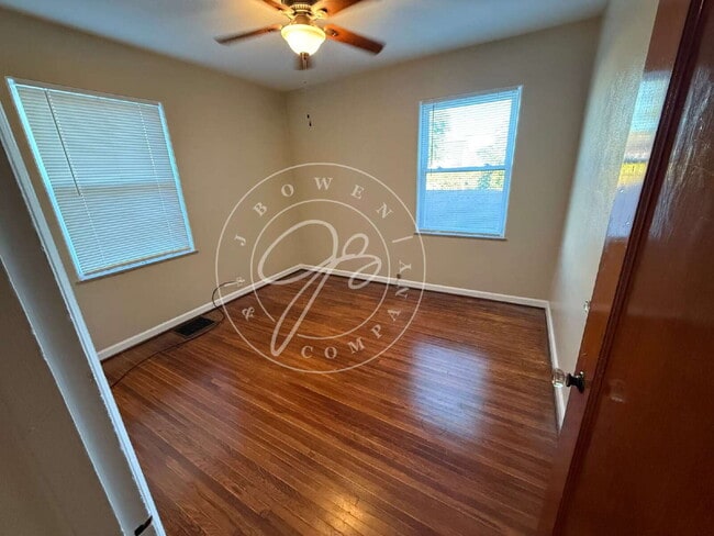 Building Photo - 2 bed duplex ready for you to call home! W...