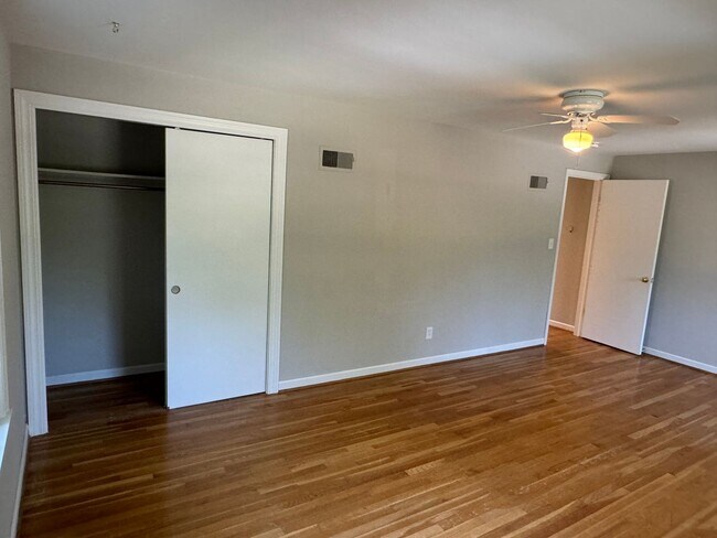 Building Photo - 3 Bedroom 2 Bathroom Single Family Home in Upper Arlington