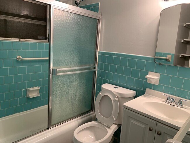 Building Photo - 324 Mays Ave