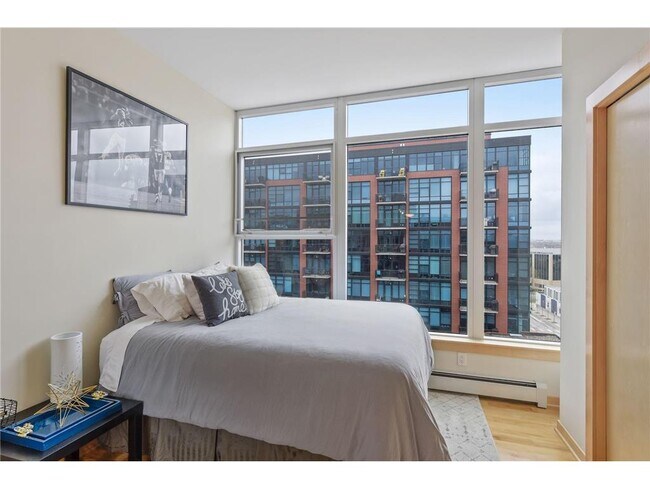 Building Photo - 215 10th Ave S