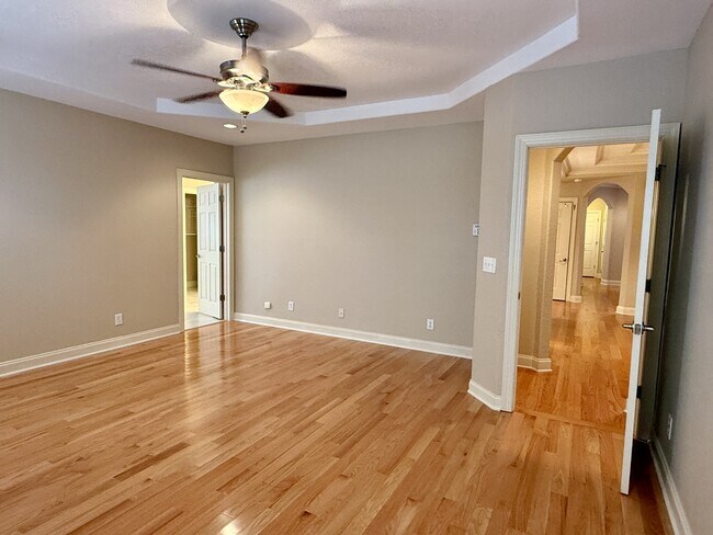 Building Photo - 421 Amberland Ln