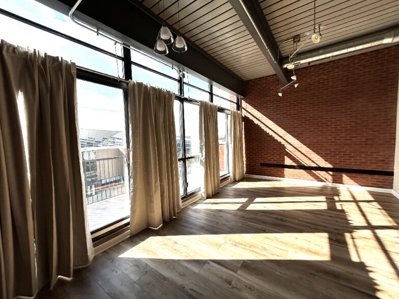 Building Photo - 515 W Main St