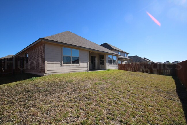 Building Photo - Estancia West 4 bedroom beauty