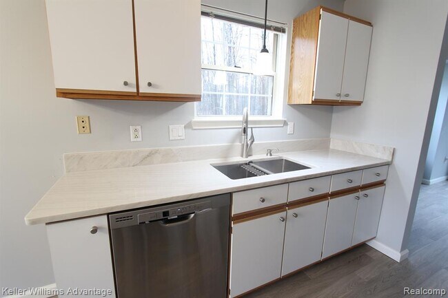 Building Photo - 41498 Cornell Dr