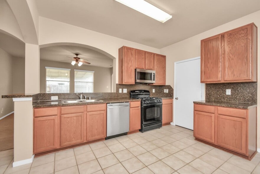 Building Photo - 4047 Mossy Spring Ln