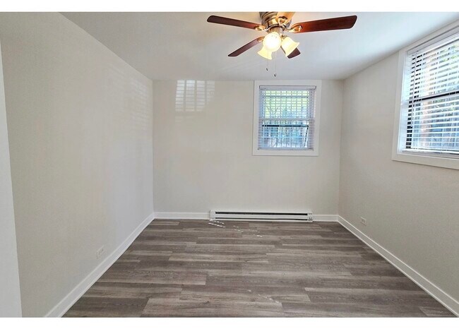 Building Photo - 732 W Roscoe St