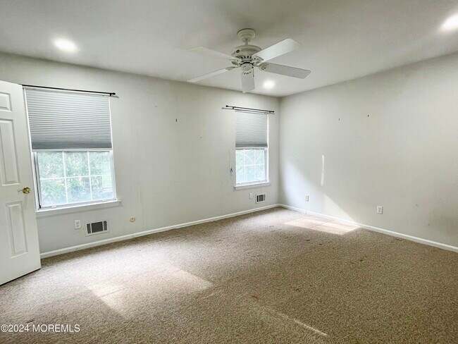 Building Photo - 21 Evergreen Dr