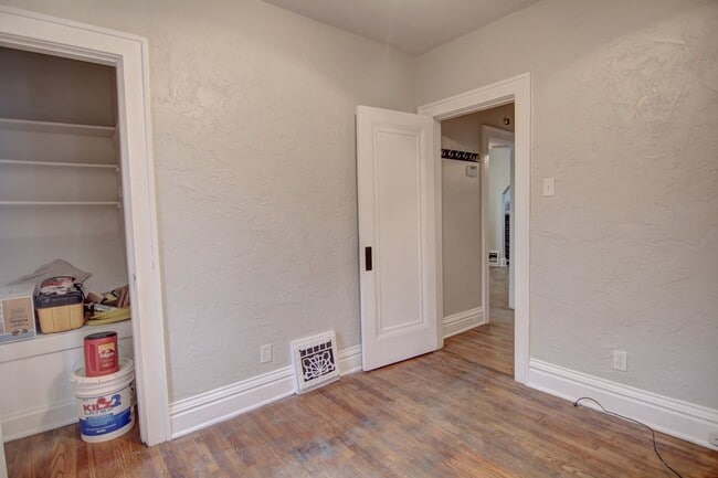 Building Photo - Nicely remodeled 2 bedroom 1 bath home in ...
