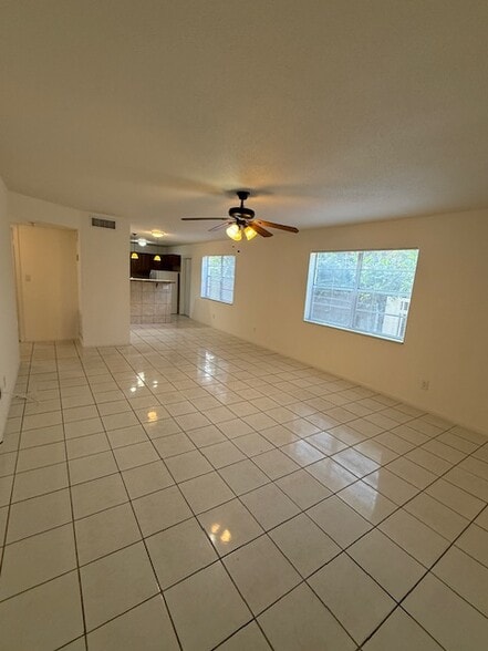 Building Photo - 1020 N 18th Ct