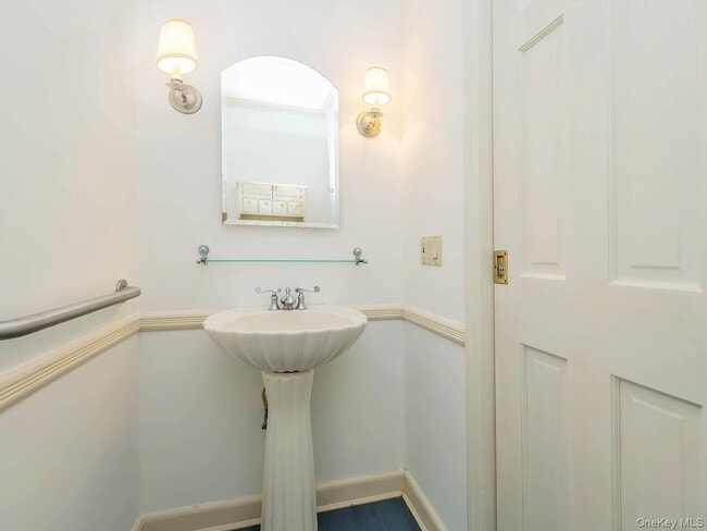 Building Photo - 221 Manhasset Ave