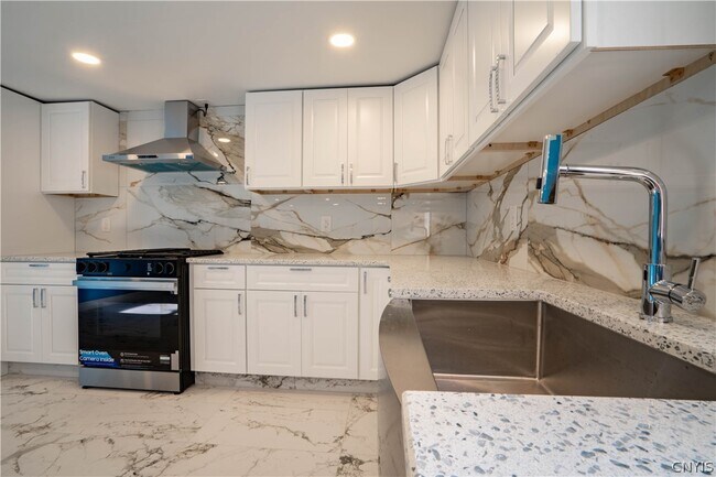 Building Photo - 599 Albany St