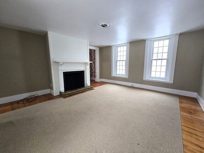 Building Photo - 303 Main St