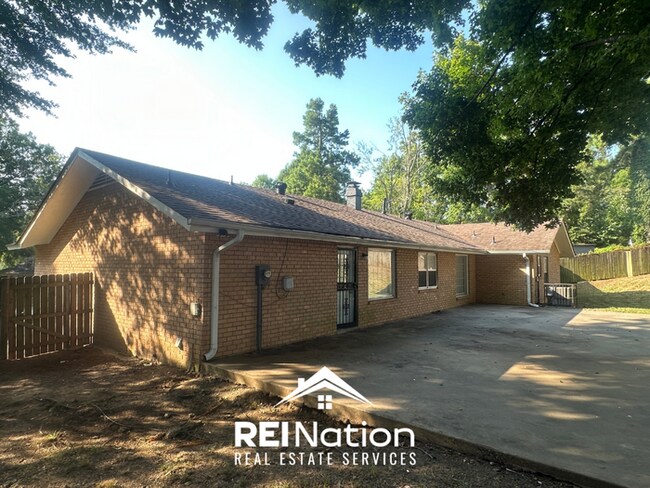 Building Photo - Spacious 4BR/2BA Memphis Rental with 2-Car Garage, Hardwood Floors & Fireplace