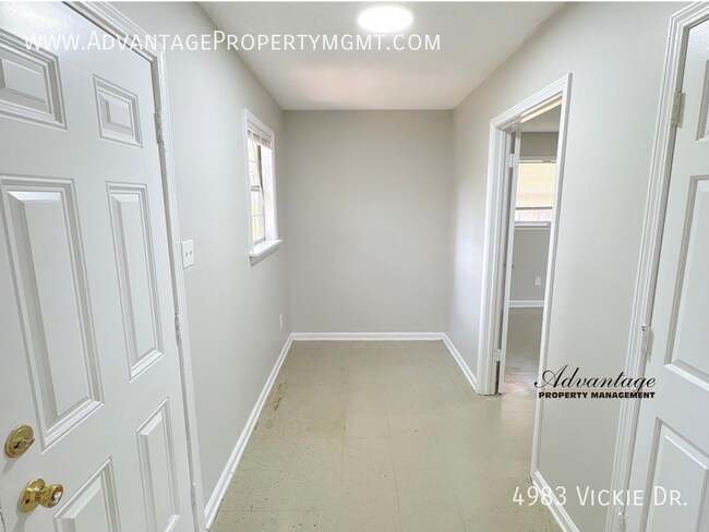 Building Photo - 4983 Vickie Dr