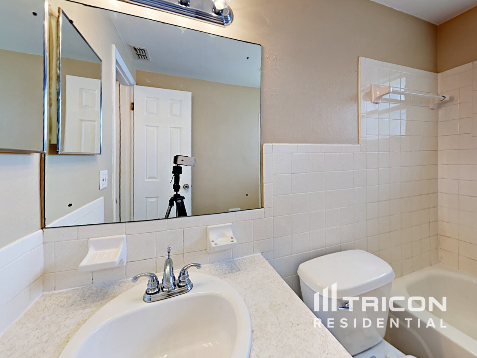 Building Photo - 8589 Lantana Dr