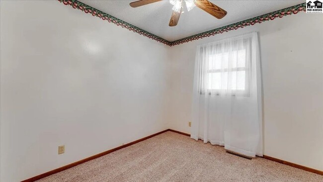 Building Photo - 3 bedroom, 1.5 bath, 2 car garage - Great ...