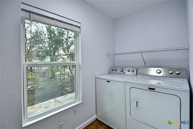 Building Photo - 571 W Merriweather St