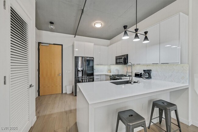 Building Photo - 353 E Bonneville Ave