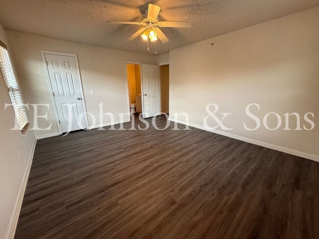 Building Photo - Lovely 2 Bedroom Condo Off Hwy 150