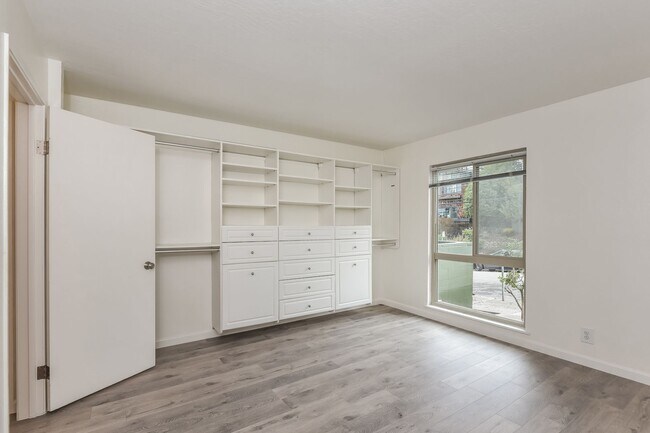 Building Photo - Light And Bright One Bedroom Condo In Oakl...