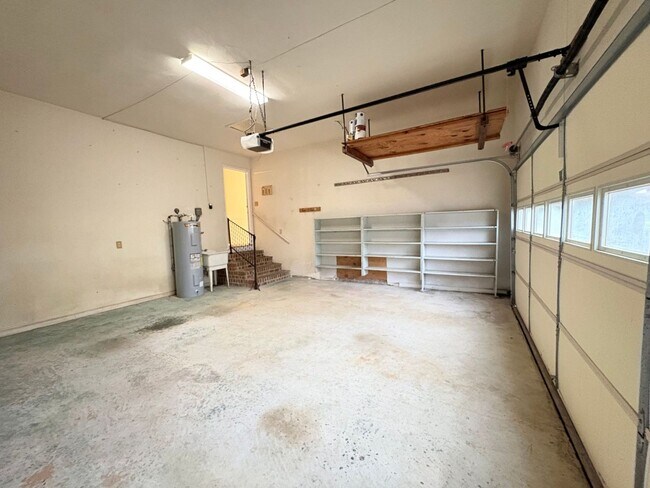 Building Photo - 3 BED / 2 BATH SINGLE FAMILY