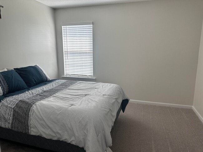 Building Photo - RATE DROP ALERT (was $2,550/month) AND SUM...