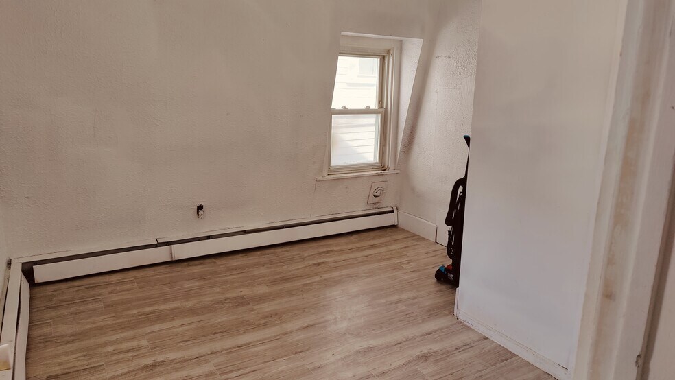 Building Photo - 206 Lowell St