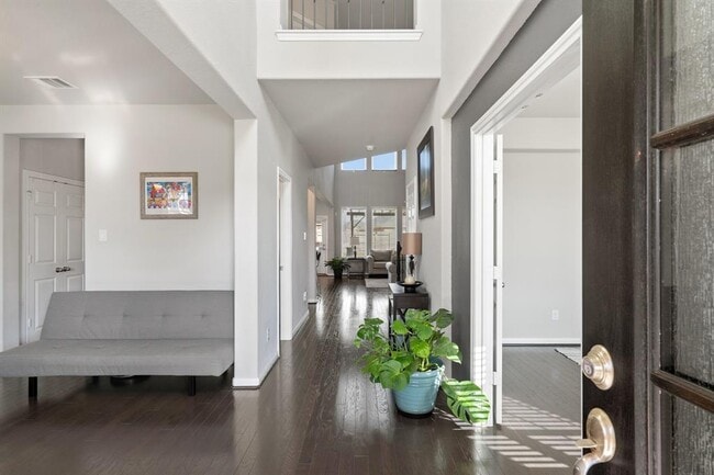 Building Photo - 515 Round Lake Dr