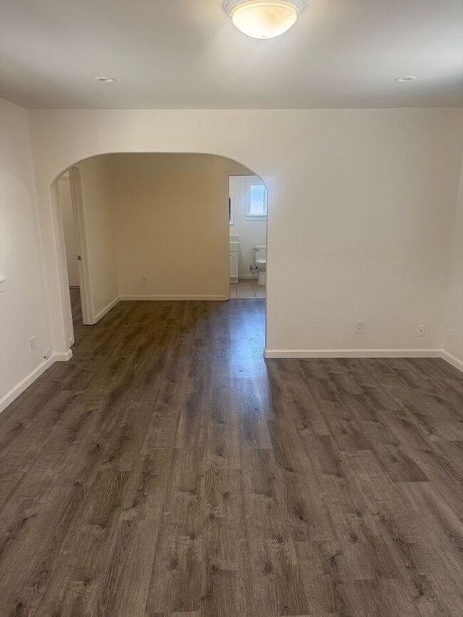 Building Photo - Great 2 Bedrooms 1 Bath