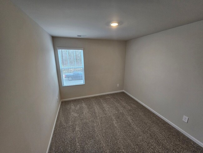 Building Photo - Like-New townhome in Concord