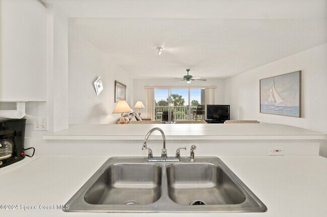 Building Photo - 8700 Ridgewood Ave